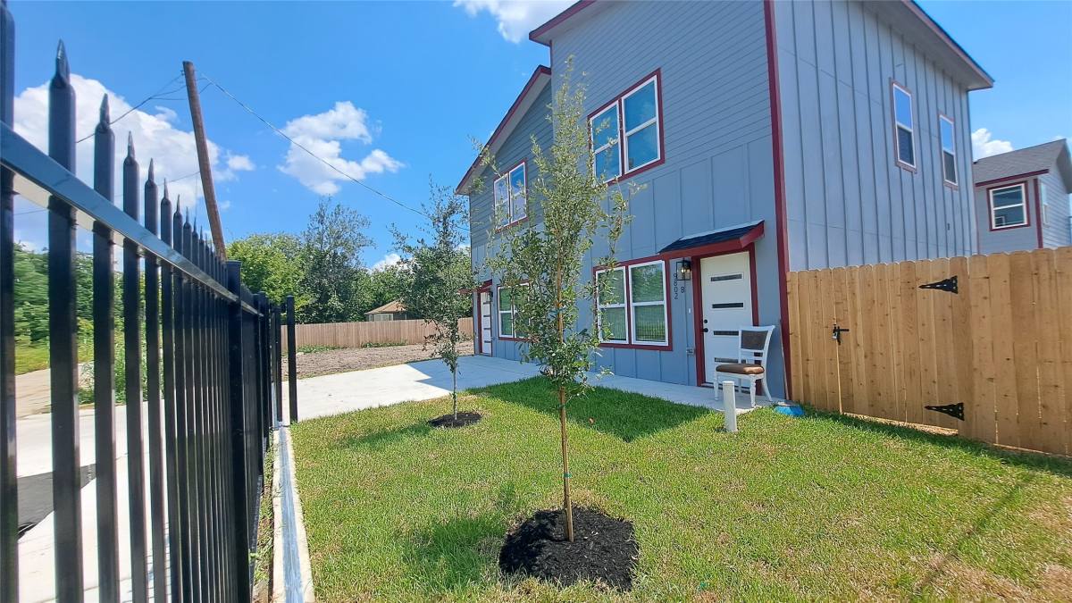 Townhouse for rent at 9806 Fillmore St #9806B, Houston, TX 77029