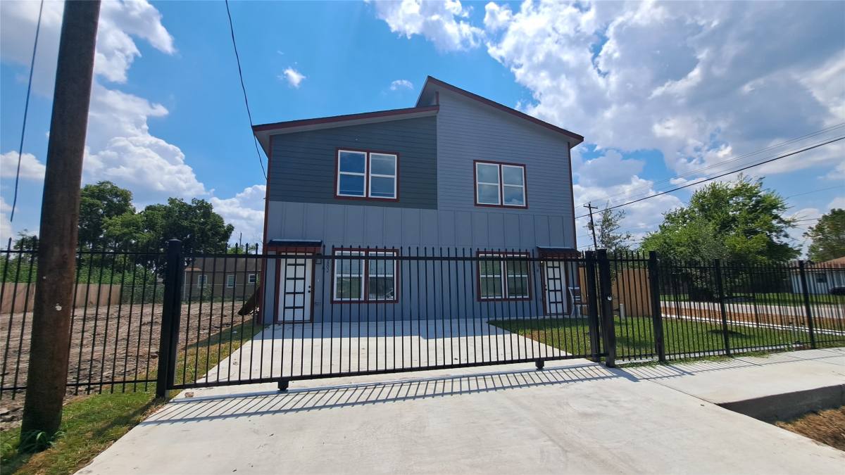 Townhouse for rent at 9806 Fillmore St #9806B, Houston, TX 77029