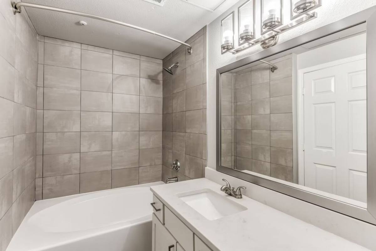 Apartment for rent at 100 W Texas Ave #PLR, Webster, TX 77598