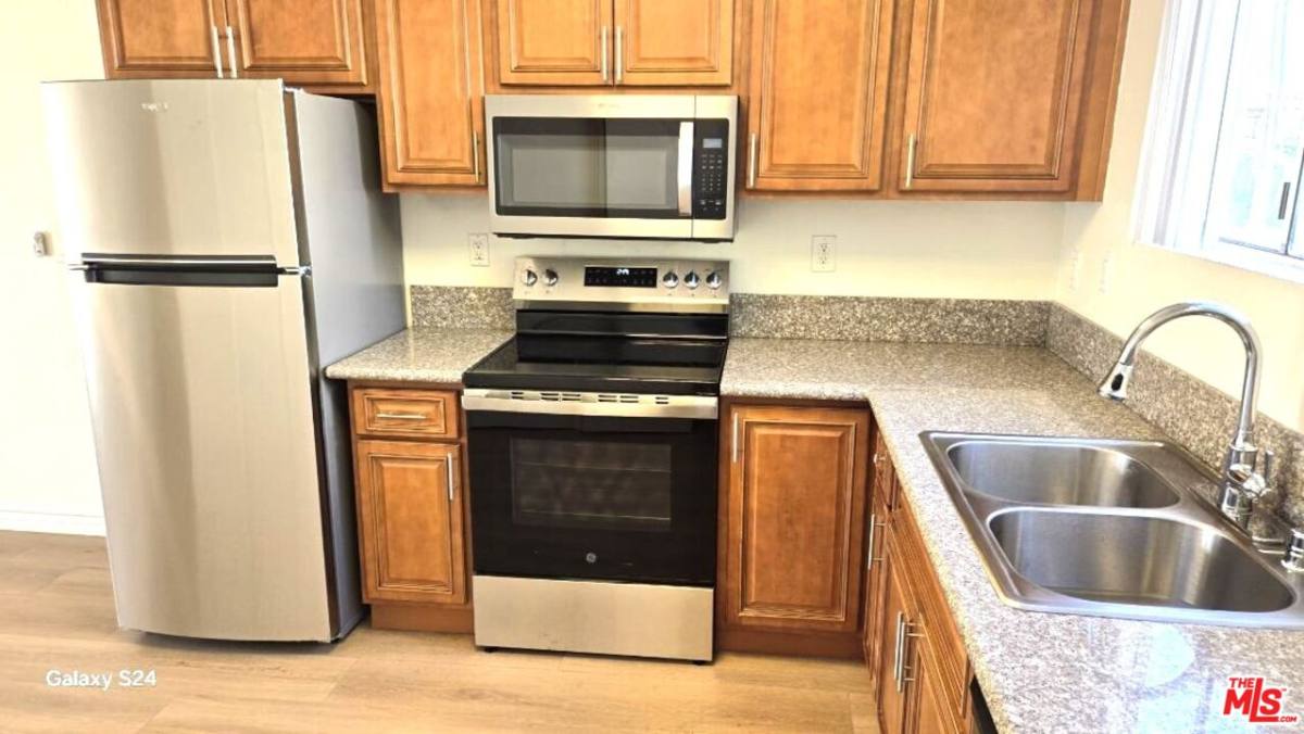 Townhouse for rent at 140 N Berendo St #140-2, Los Angeles, CA 90004