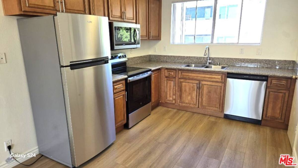 Townhouse for rent at 140 N Berendo St #140-2, Los Angeles, CA 90004
