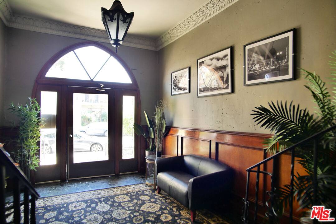 Apartment for rent at 611 S Cloverdale Ave #305, Los Angeles, CA 90036