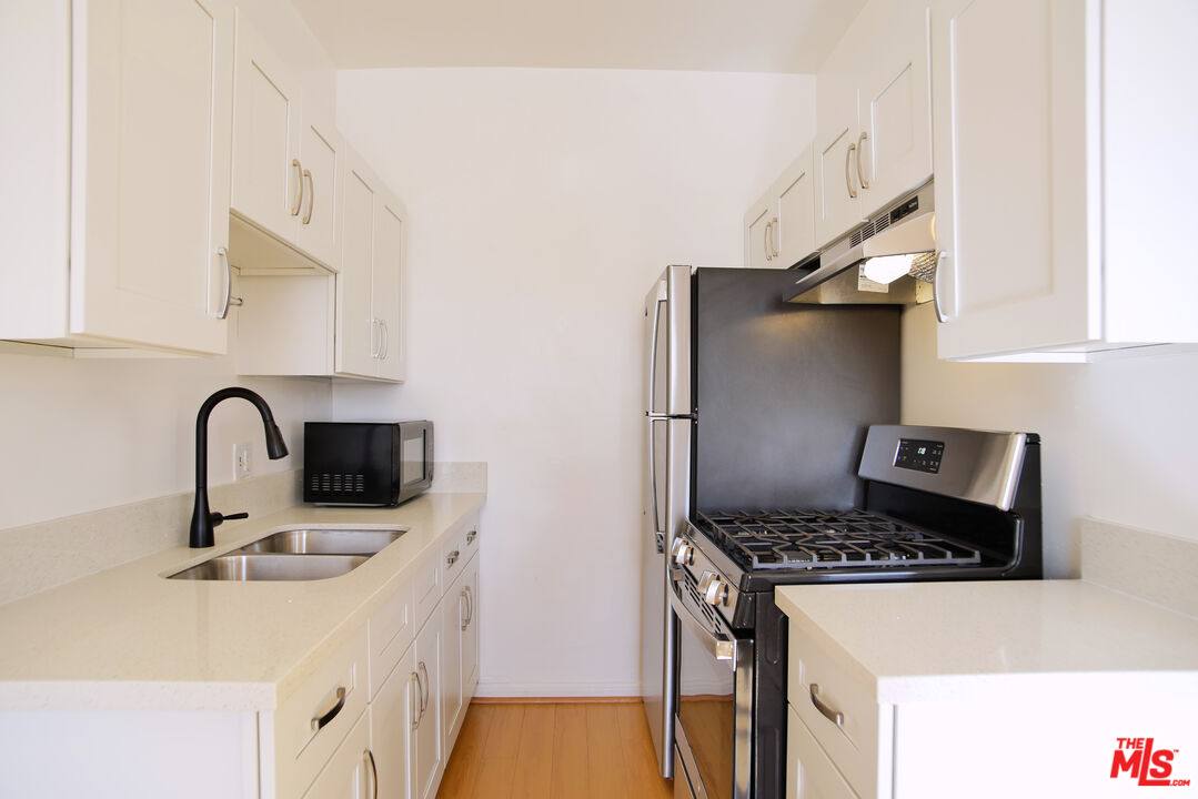 Apartment for rent at 611 S Cloverdale Ave #305, Los Angeles, CA 90036