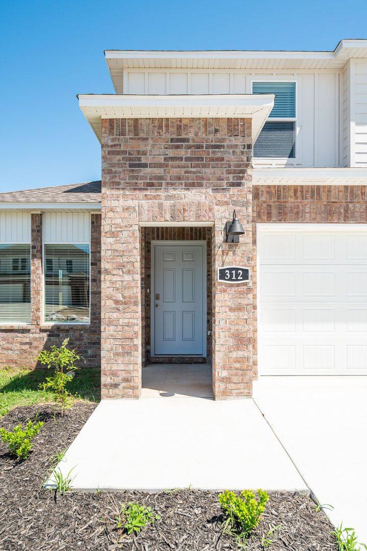Townhouse for rent at 1544 Bermuda St, Lowell, AR 72745