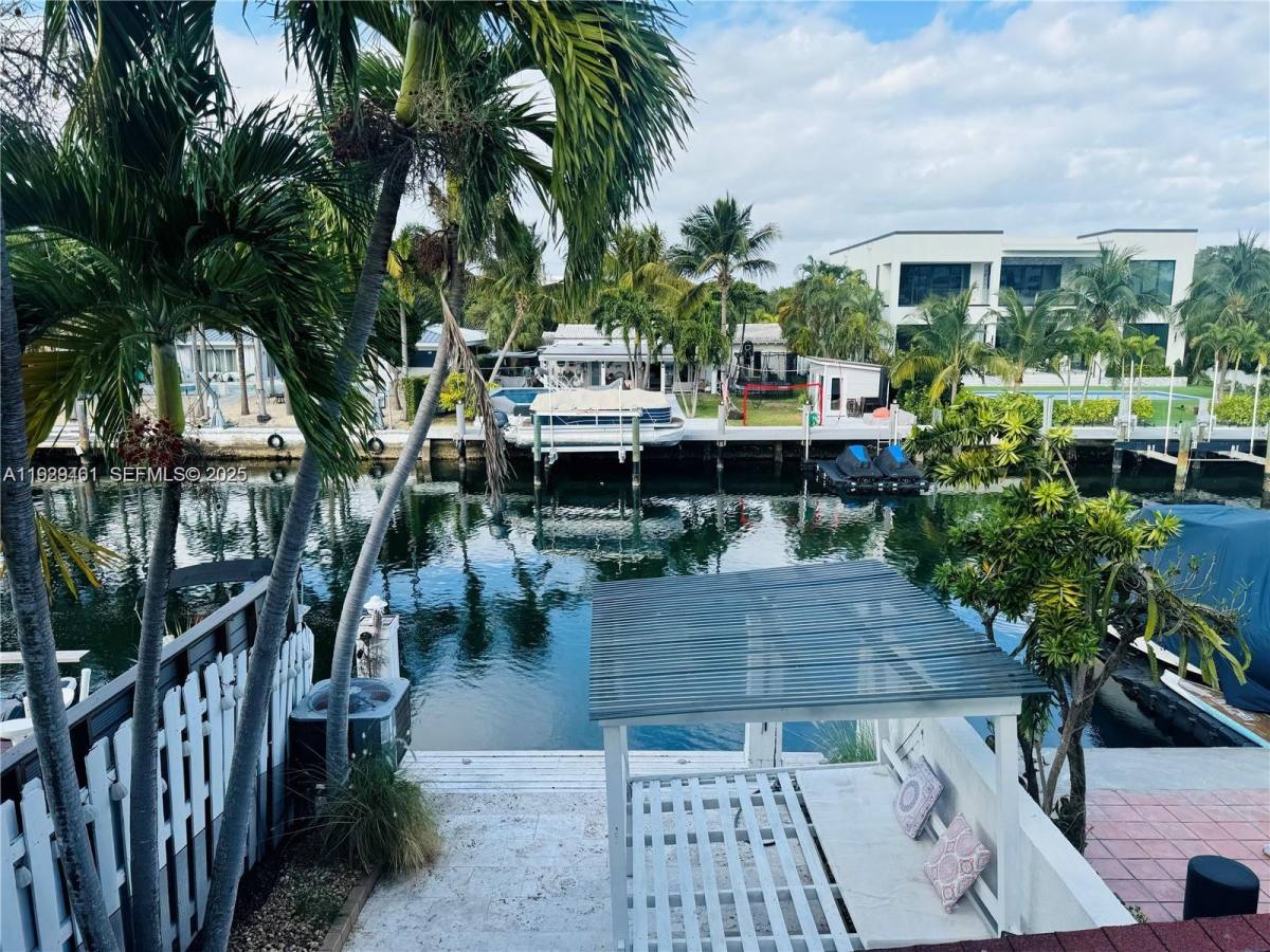 Townhouse for rent at 1987 NE 123rd St, Miami, FL 33181