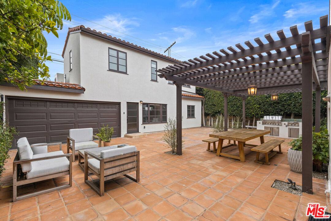 Apartment for rent at 1062 1 2 S Alfred St, Los Angeles, CA 90035