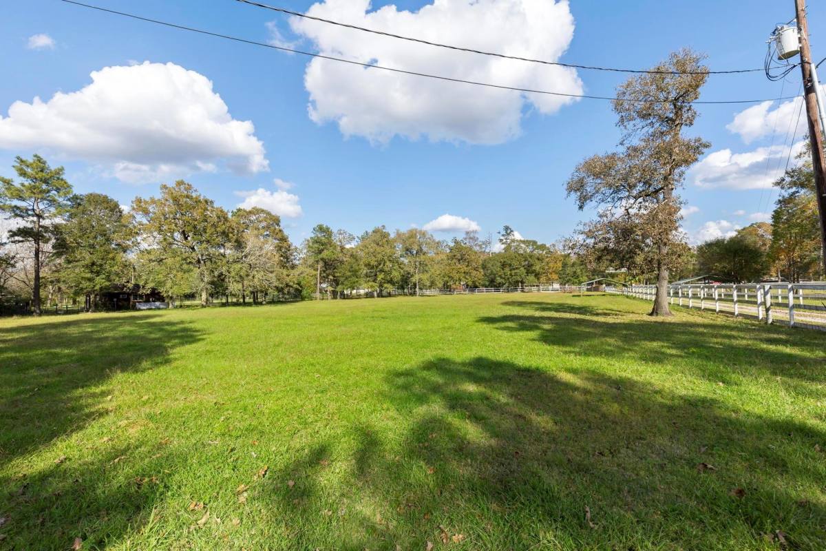 Apartment for rent at 1155 Whipporwill Rd, Conroe, TX 77303