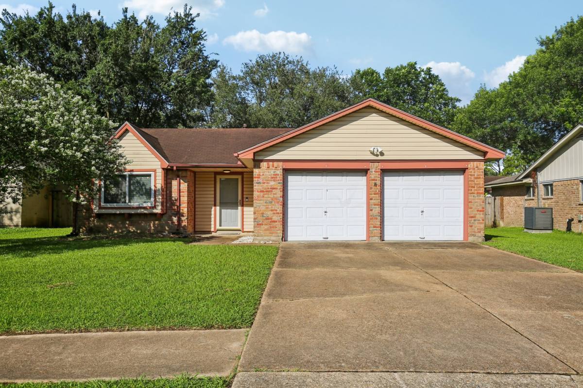 Apartment for rent at 15126 Silverman St, Webster, TX 77598