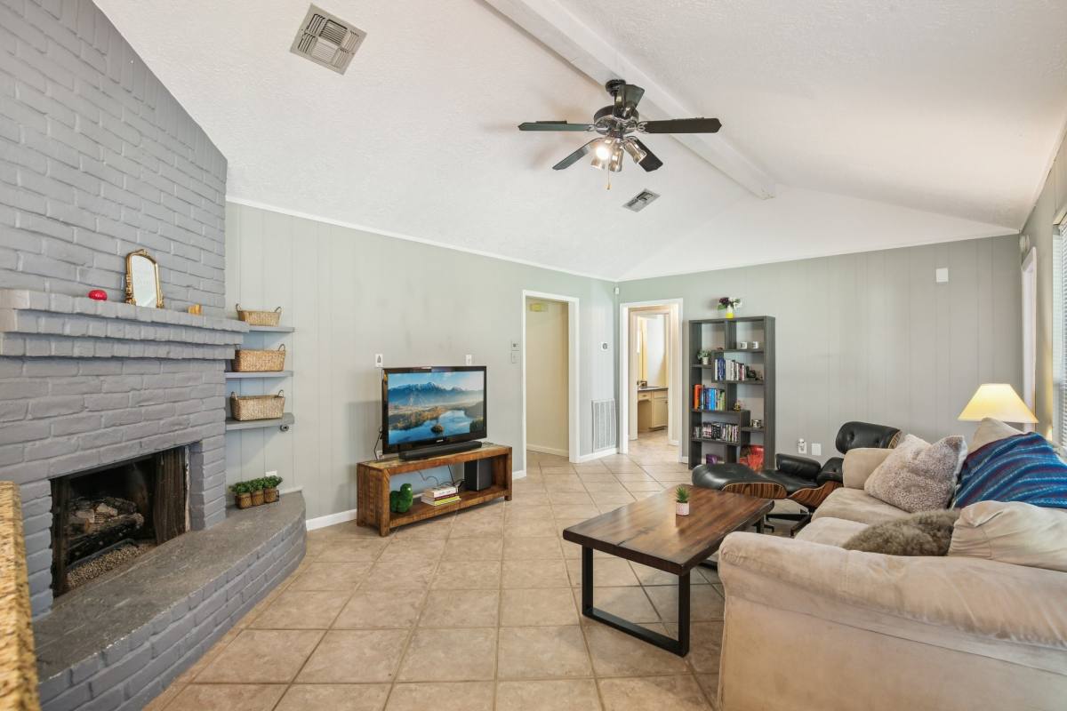 Apartment for rent at 15126 Silverman St, Webster, TX 77598