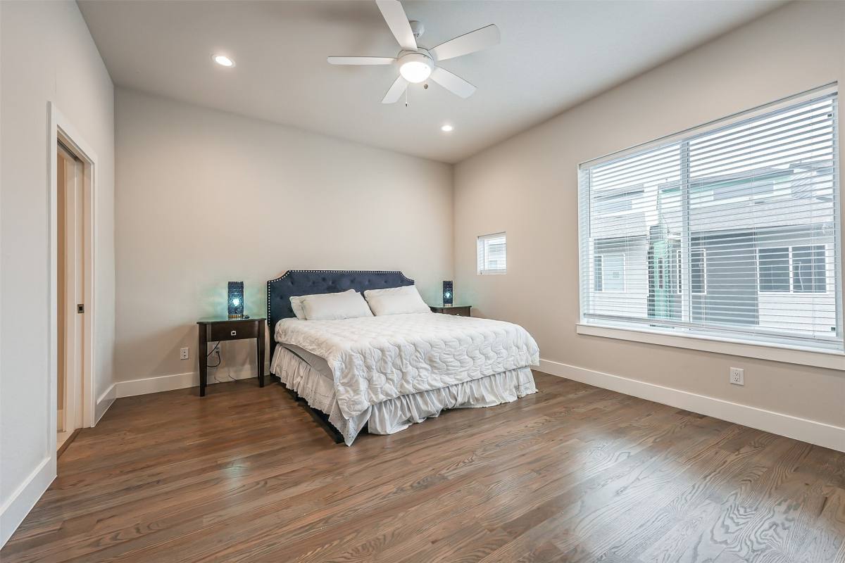 Apartment for rent at 2136 Dennis St, Houston, TX 77004