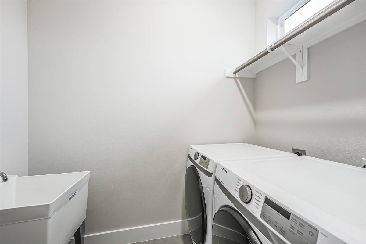 Apartment for rent at 2136 Dennis St, Houston, TX 77004