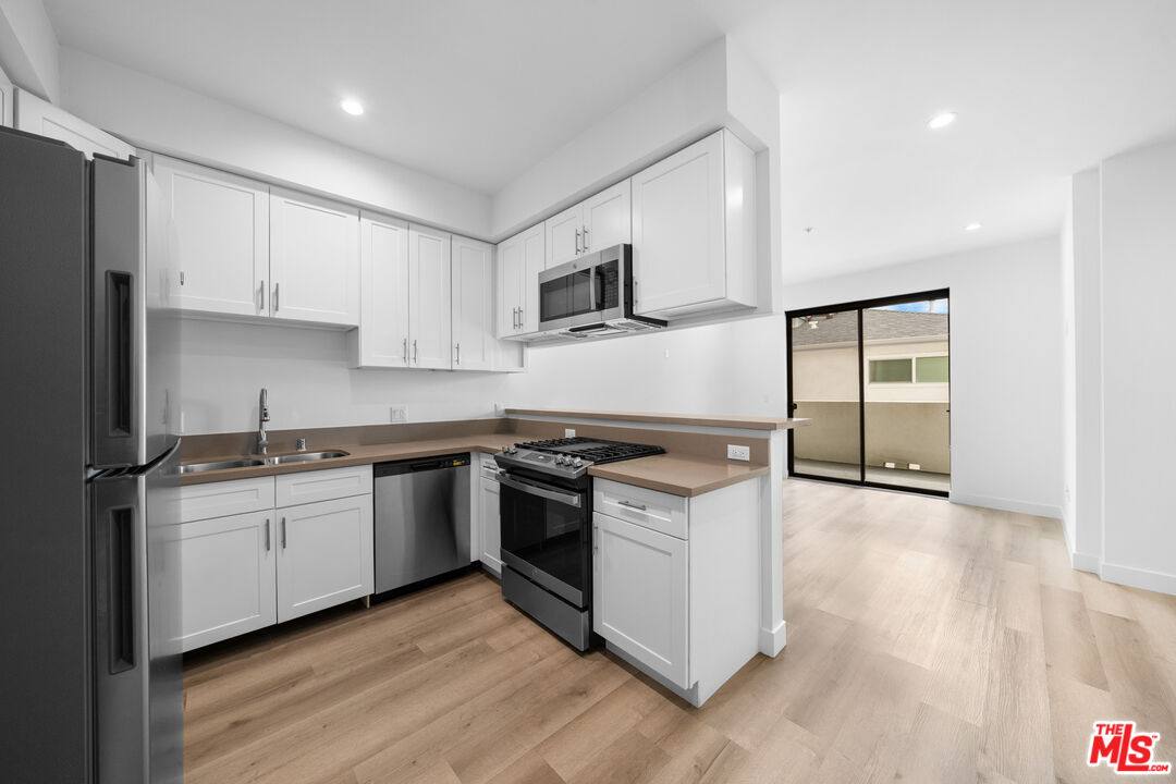Apartment for rent at 5612 Lexington Ave #204, Los Angeles, CA 90038