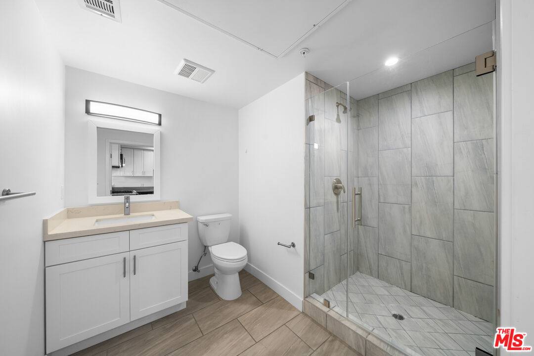 Apartment for rent at 5612 Lexington Ave #204, Los Angeles, CA 90038