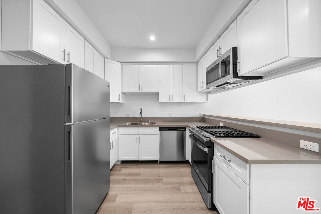 Apartment for rent at 5612 Lexington Ave #204, Los Angeles, CA 90038
