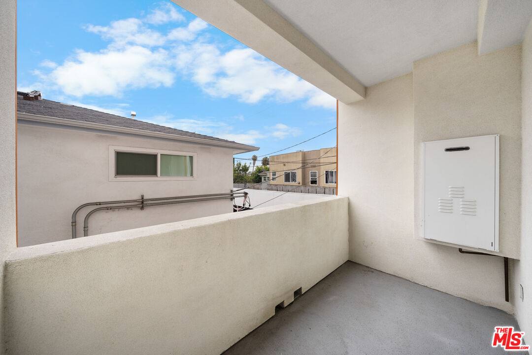 Apartment for rent at 5612 Lexington Ave #204, Los Angeles, CA 90038