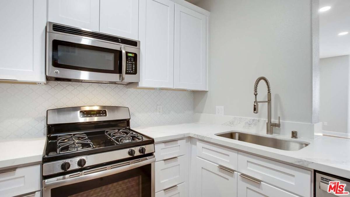 Apartment for rent at 5557 W 6th St #2201, Los Angeles, CA 90036
