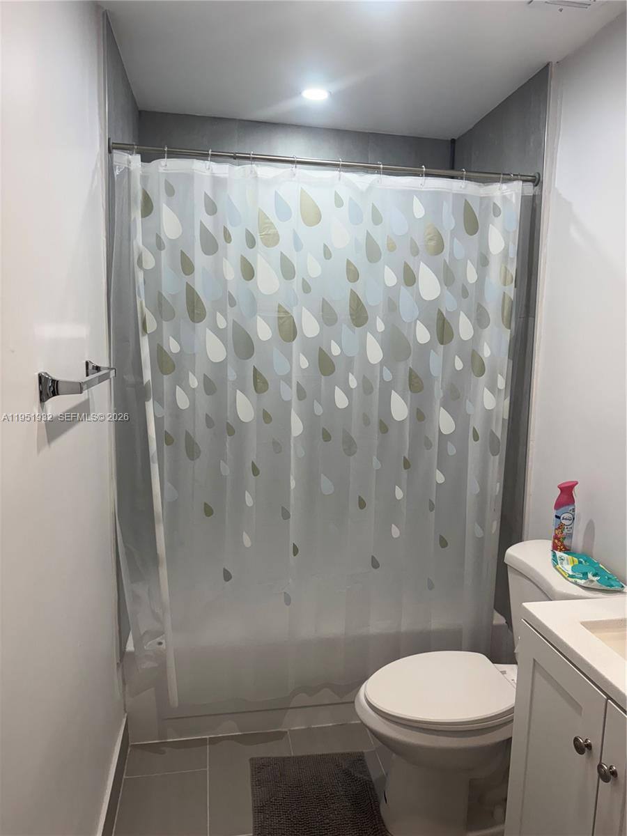 Apartment for rent at 5482 Lakewood Circle S #5482B, Pompano Beach, FL 33063