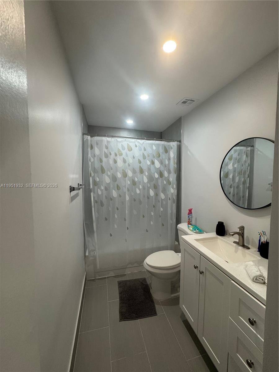 Apartment for rent at 5482 Lakewood Circle S #5482B, Pompano Beach, FL 33063