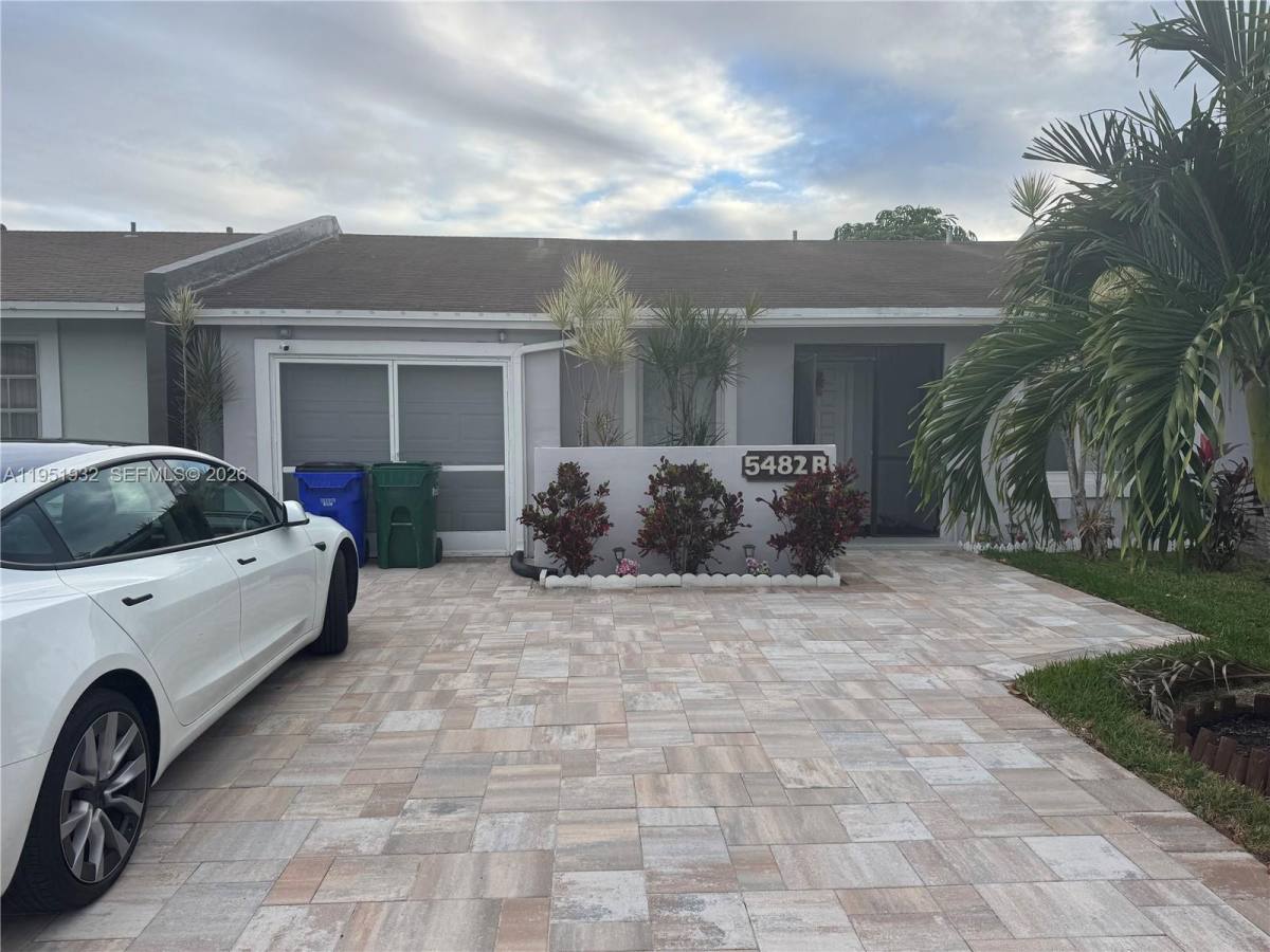 Apartment for rent at 5482 Lakewood Circle S #5482B, Pompano Beach, FL 33063