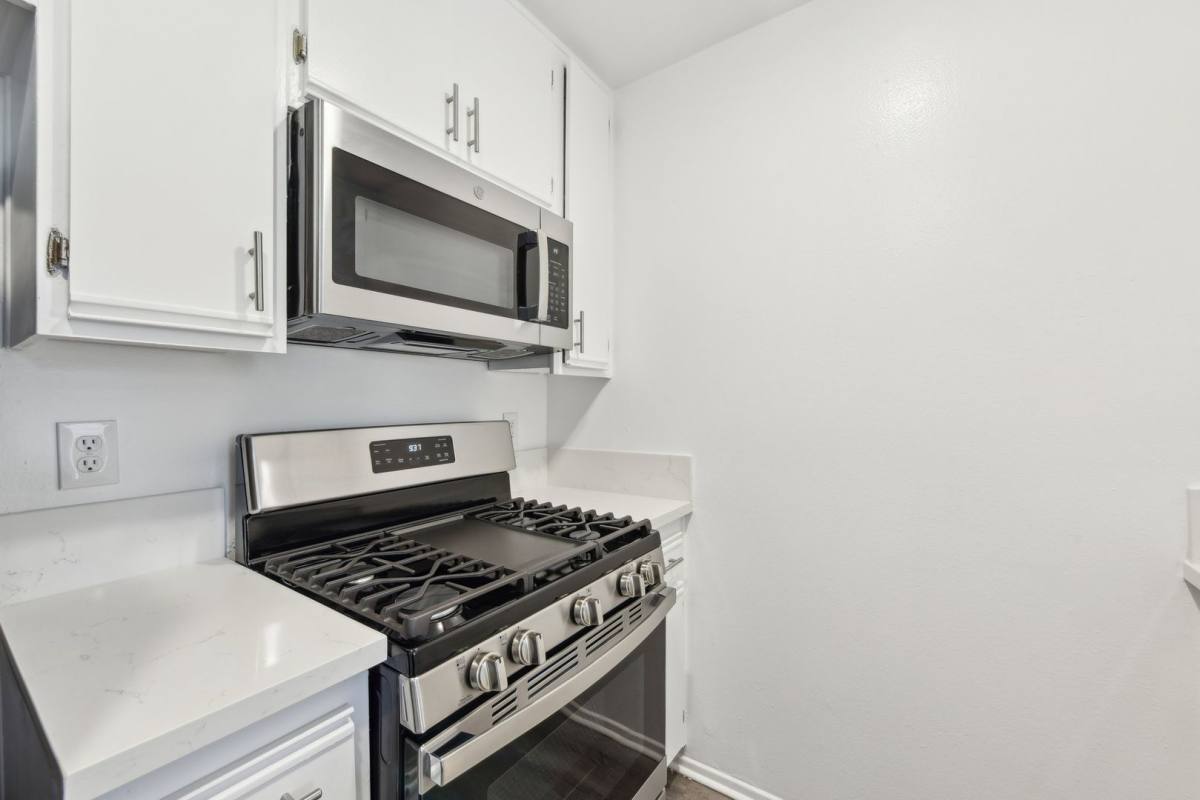 Apartment for rent at 845 S Kingsley Dr, Los Angeles, CA 90005