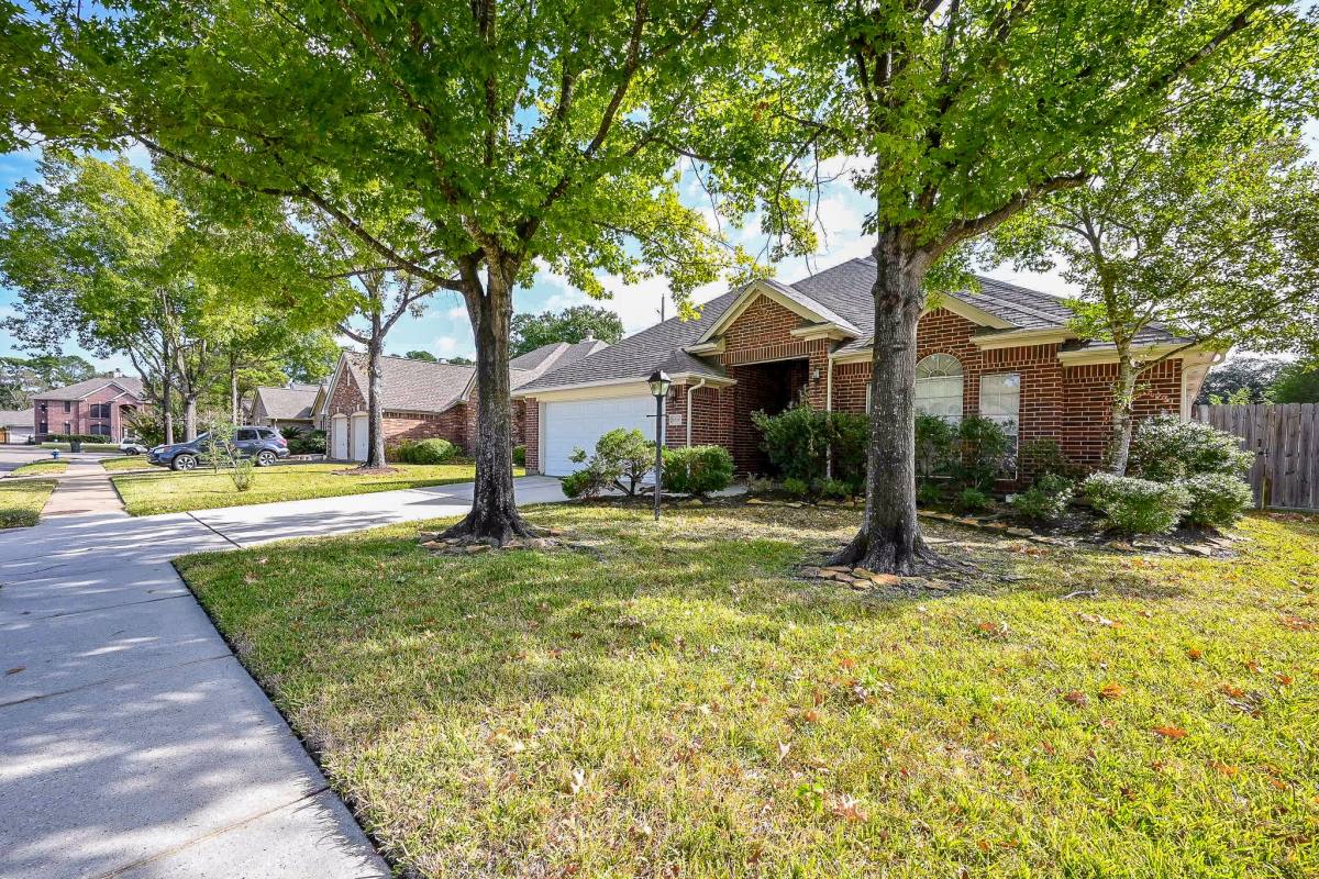 Apartment for rent at 12210 Ferncrest Court, Houston, TX 77070