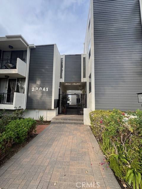 Townhouse for rent at 22041 Costanso St #103, Woodland Hills, CA 91364