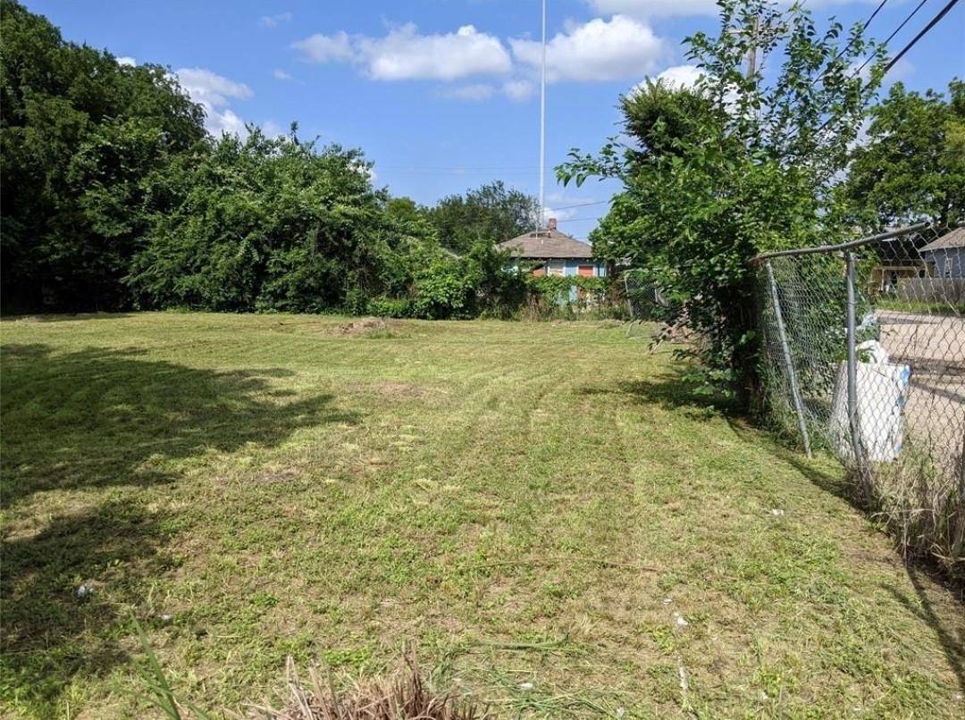 Apartment for rent at 2002 Jensen Dr, Houston, TX 77026