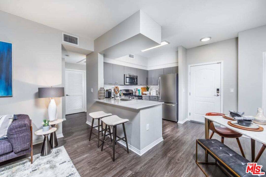 Apartment for rent at 3033 Wilshire Blvd #1401, Los Angeles, CA 90020