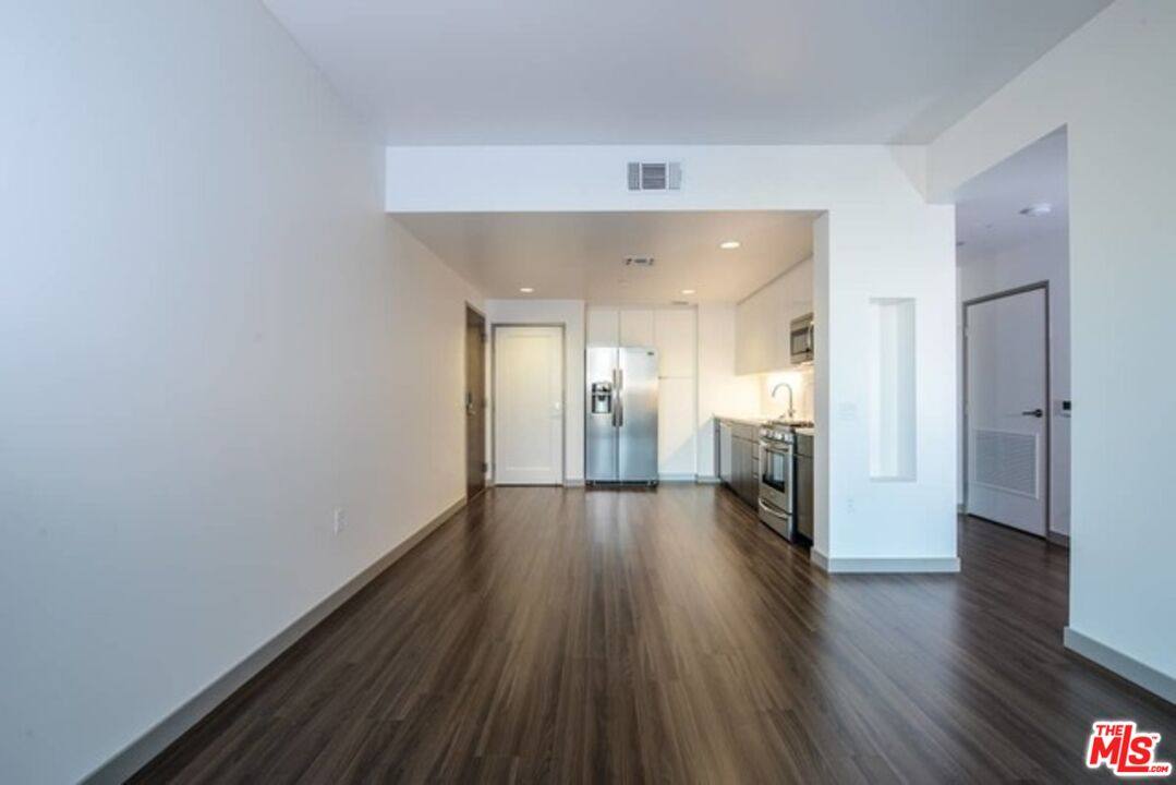 Apartment for rent at 3033 Wilshire Blvd #1401, Los Angeles, CA 90020