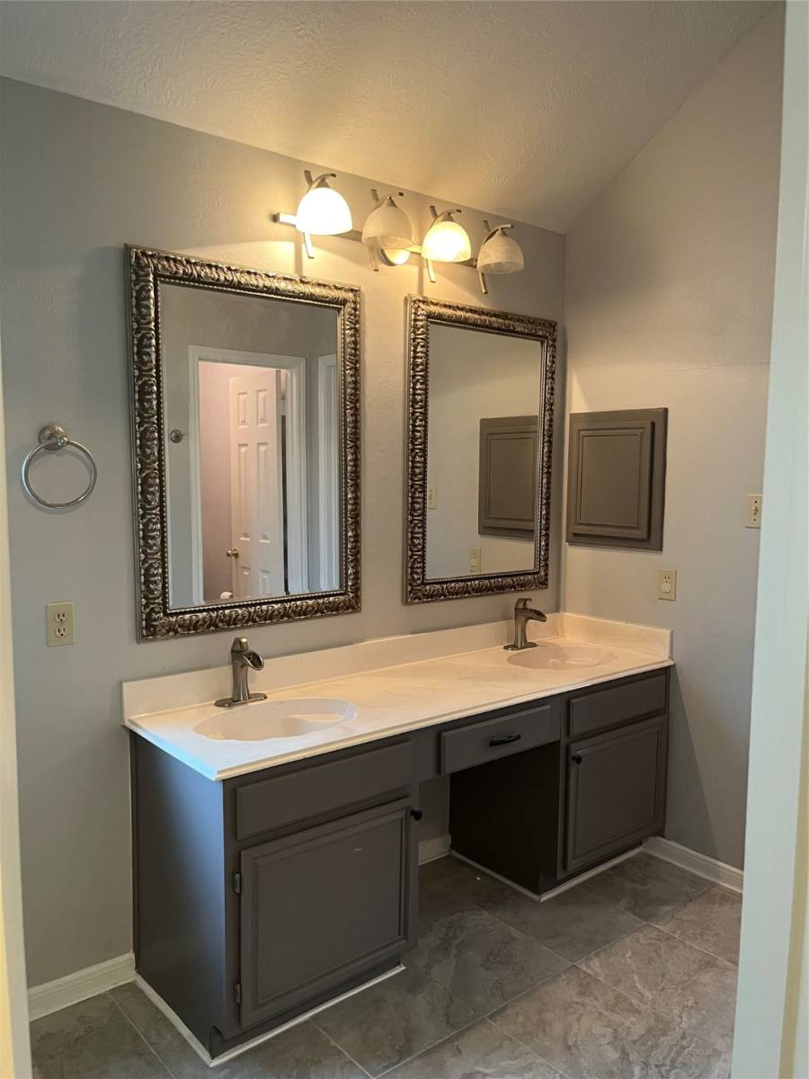 Apartment for rent at 11302 Meadowchase Dr, Houston, TX 77065