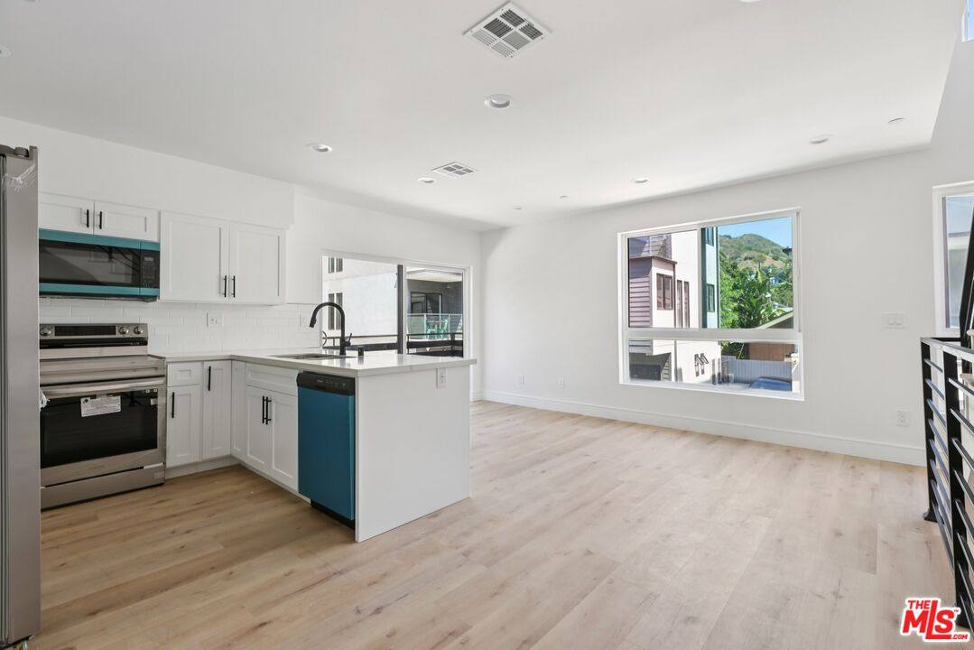 Apartment for rent at 2111 Holly Dr #2, Los Angeles, CA 90068