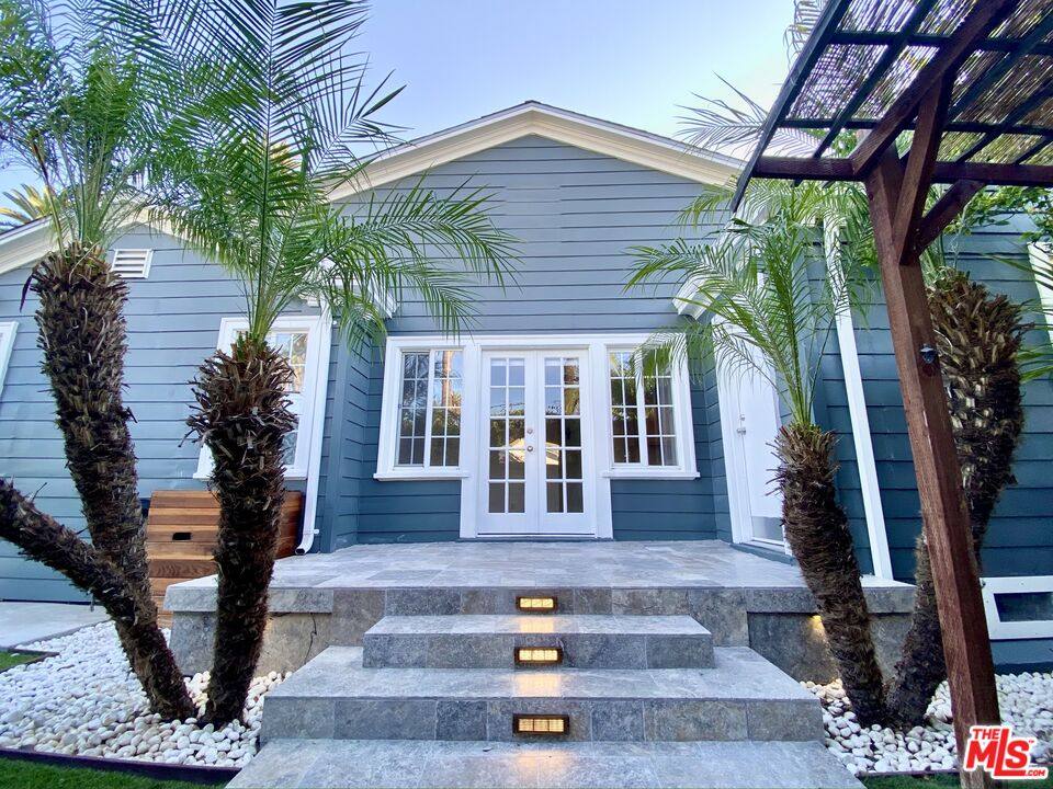 Apartment for rent at 2701 S Harcourt Ave, Los Angeles, CA 90016