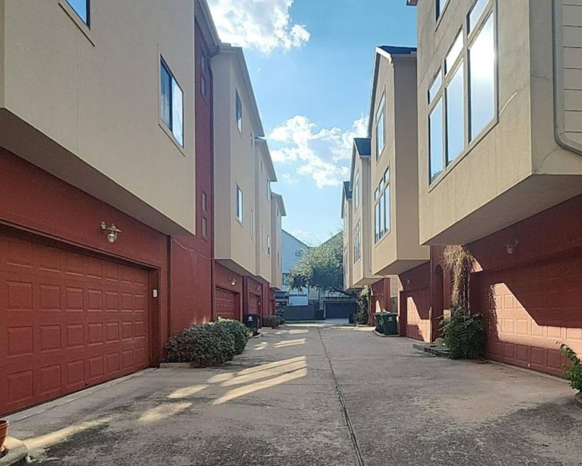 Townhouse for rent at 404 Parker St #404, Houston, TX 77007
