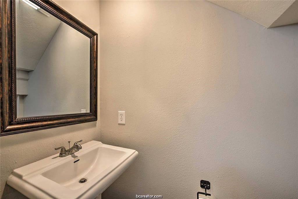 Apartment for rent at 1229 Oney Hervey Dr, College Station, TX 77840