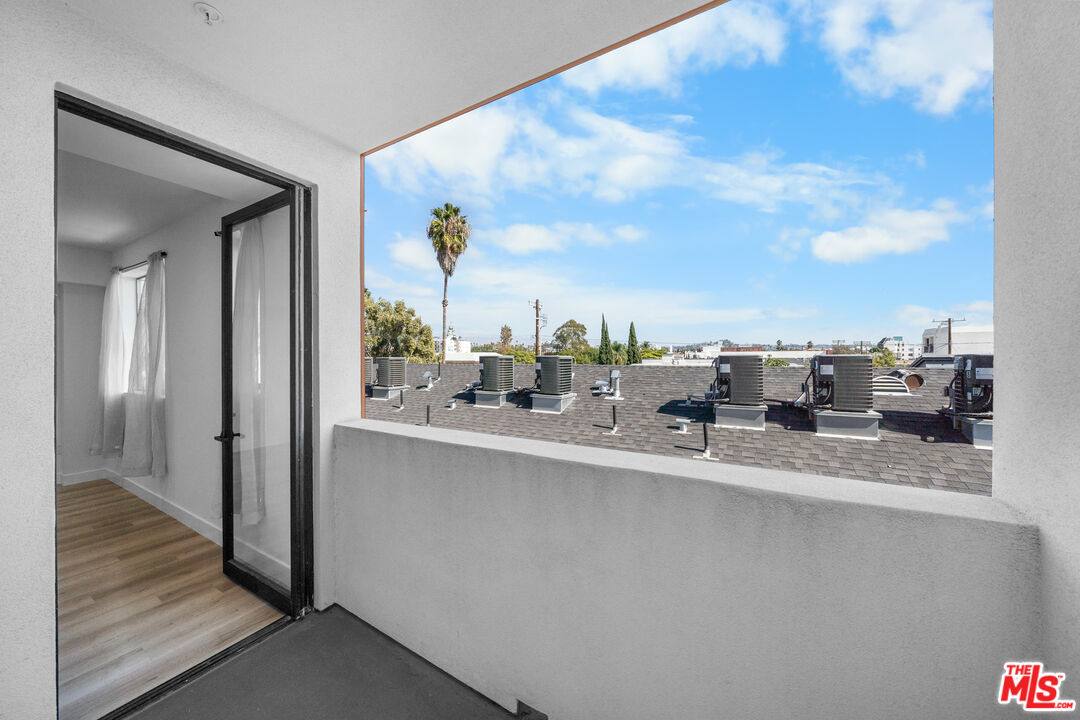 Apartment for rent at 5612 Lexington Ave #303, Los Angeles, CA 90038