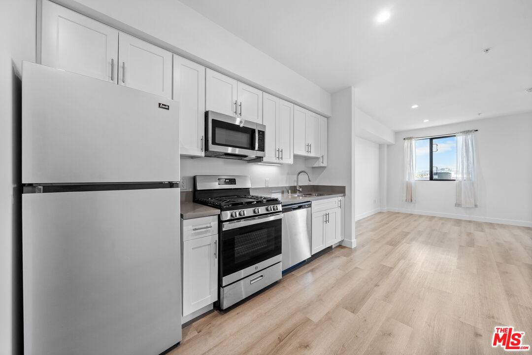 Apartment for rent at 5612 Lexington Ave #303, Los Angeles, CA 90038