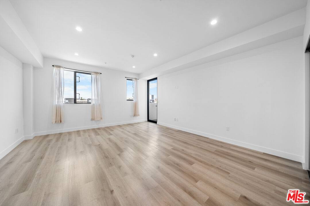Apartment for rent at 5612 Lexington Ave #303, Los Angeles, CA 90038