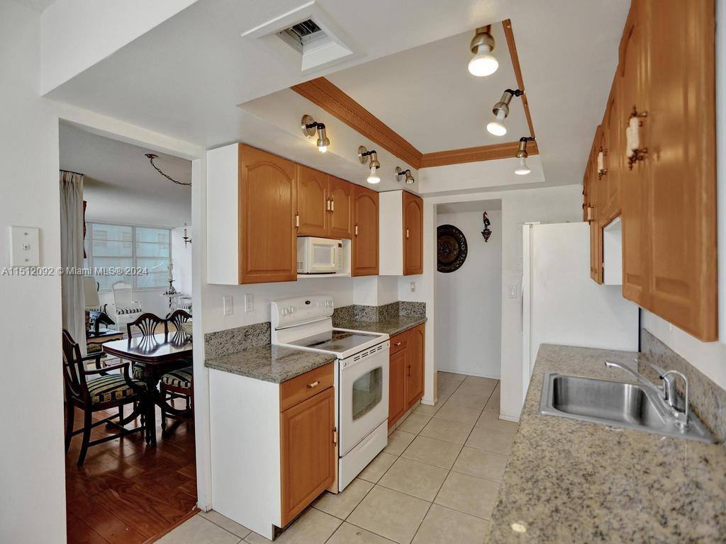 Apartment for rent at 18051 Biscayne Blvd #304, North Miami Beach, FL 33160