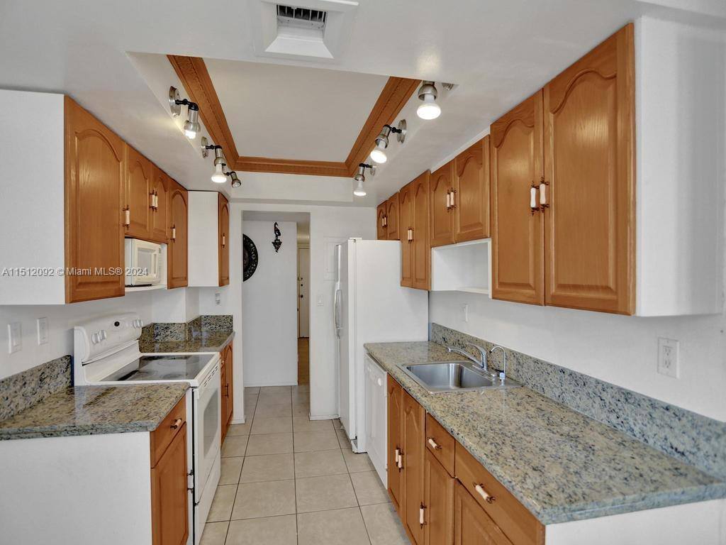 Apartment for rent at 18051 Biscayne Blvd #304, North Miami Beach, FL 33160