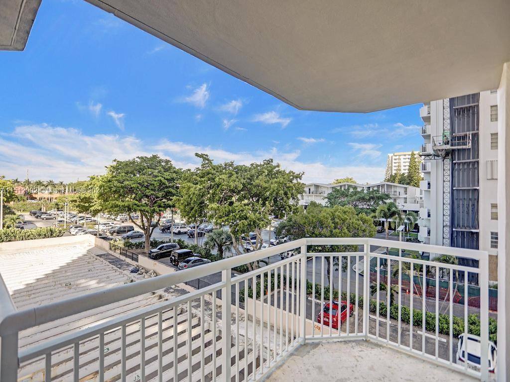 Apartment for rent at 18051 Biscayne Blvd #304, North Miami Beach, FL 33160