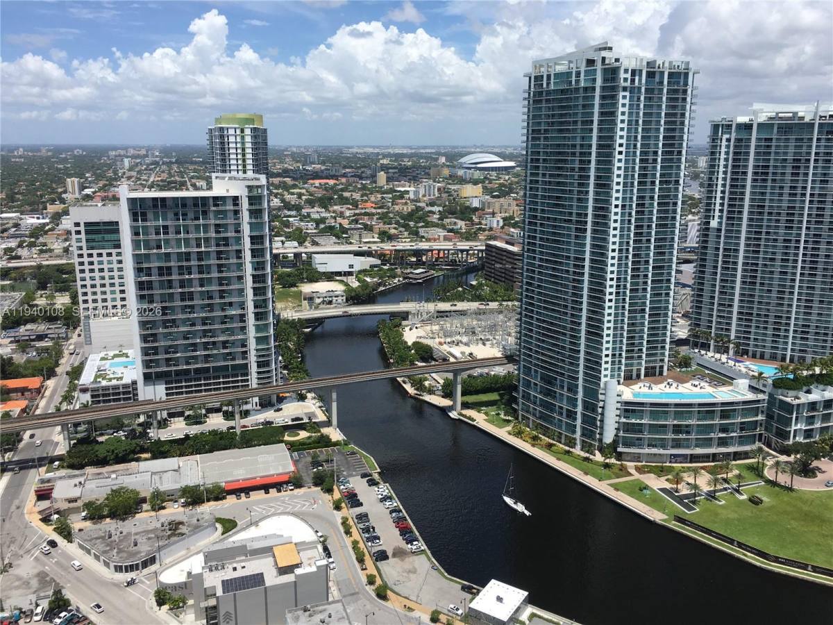Apartment for rent at 68 SE 6th St #3708, Miami, FL 33131