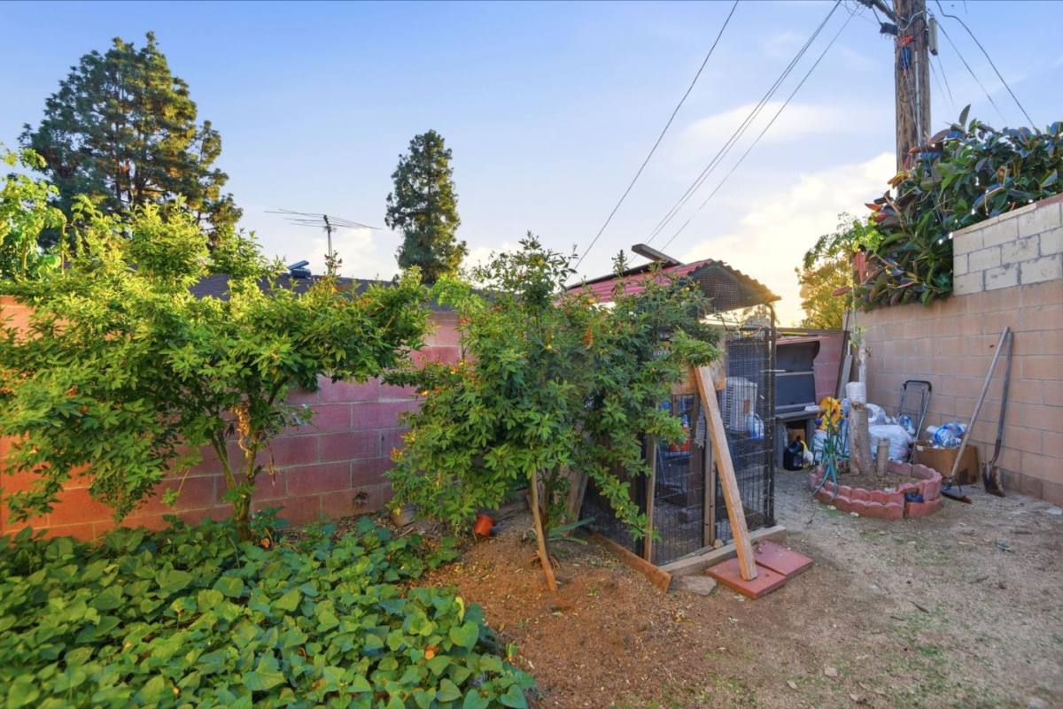 Apartment for rent at 648 Anita St #648-1, Monrovia, CA 91016