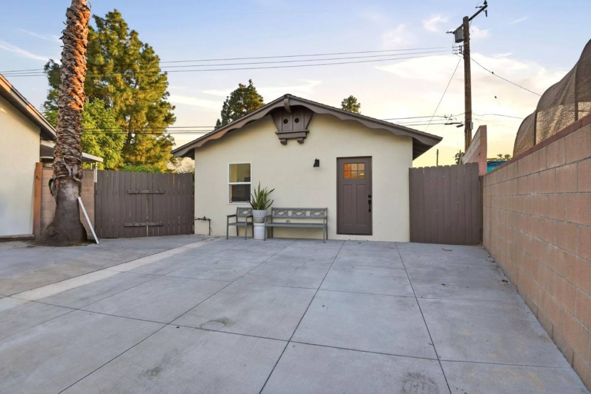 Apartment for rent at 648 Anita St #648-1, Monrovia, CA 91016