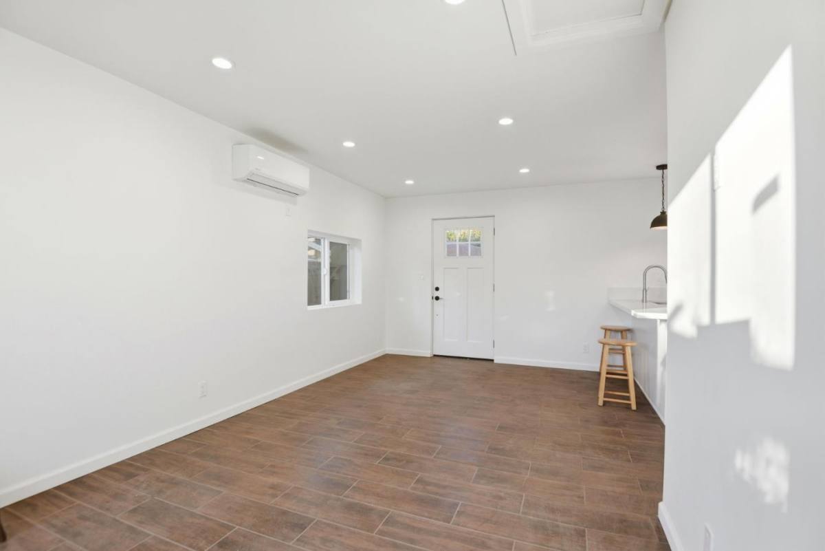 Apartment for rent at 648 Anita St #648-1, Monrovia, CA 91016