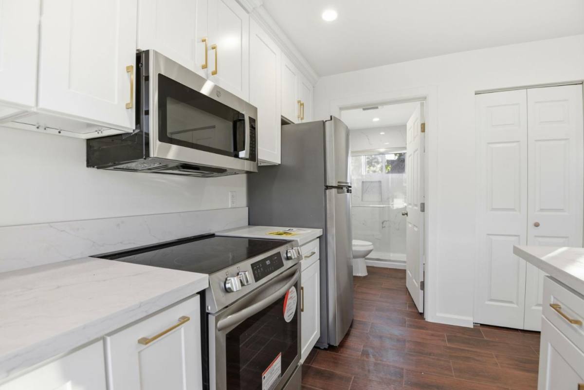 Apartment for rent at 648 Anita St #648-1, Monrovia, CA 91016