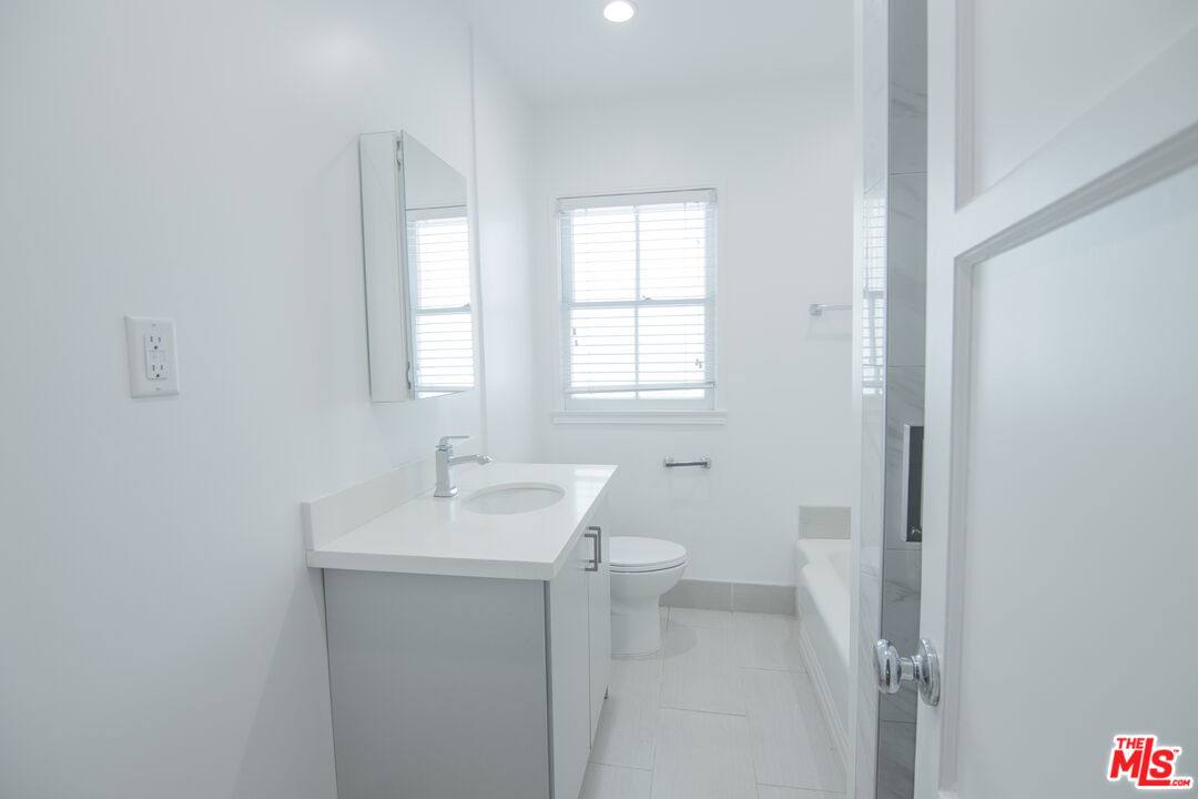 Apartment for rent at 8563 Holloway Dr #85633 4, West Hollywood, CA 90069