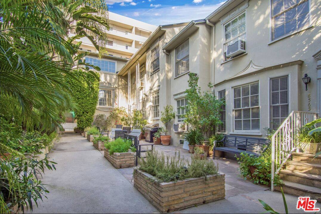 Apartment for rent at 8563 Holloway Dr #85633 4, West Hollywood, CA 90069