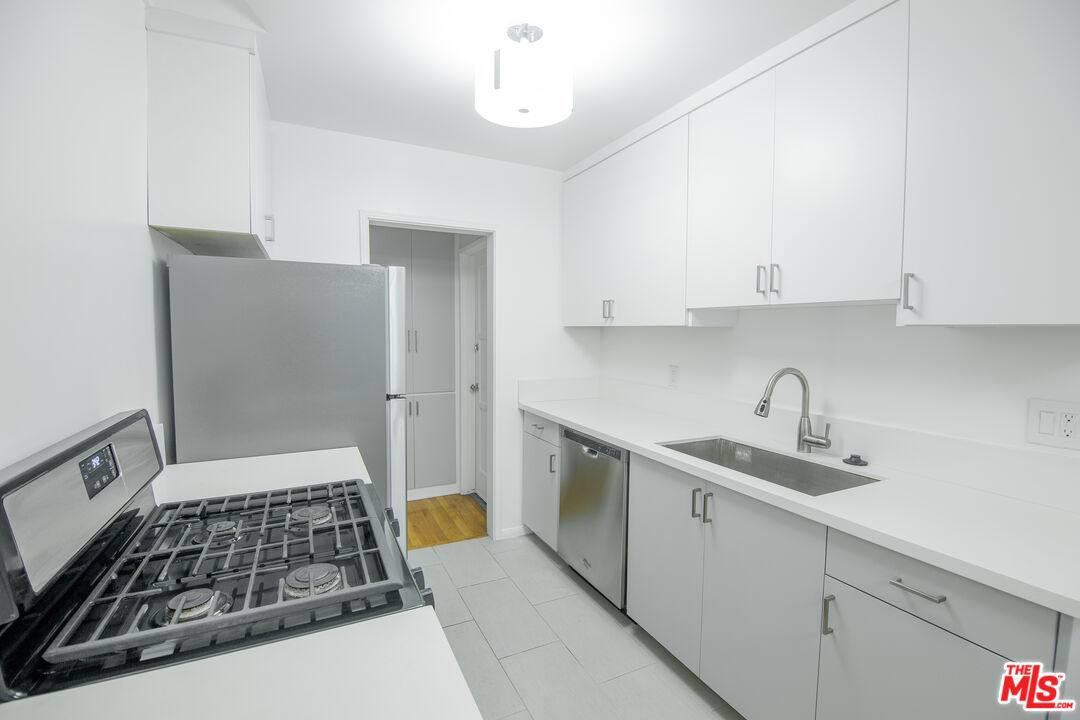 Apartment for rent at 8563 Holloway Dr #85633 4, West Hollywood, CA 90069