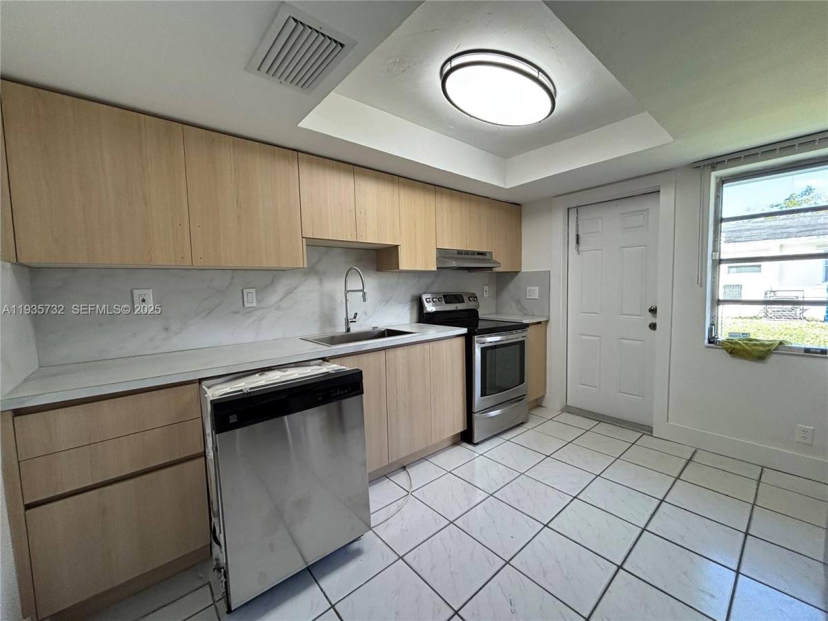 Apartment for rent at 5904 SW 27th St #5904S, Hollywood, FL 33023