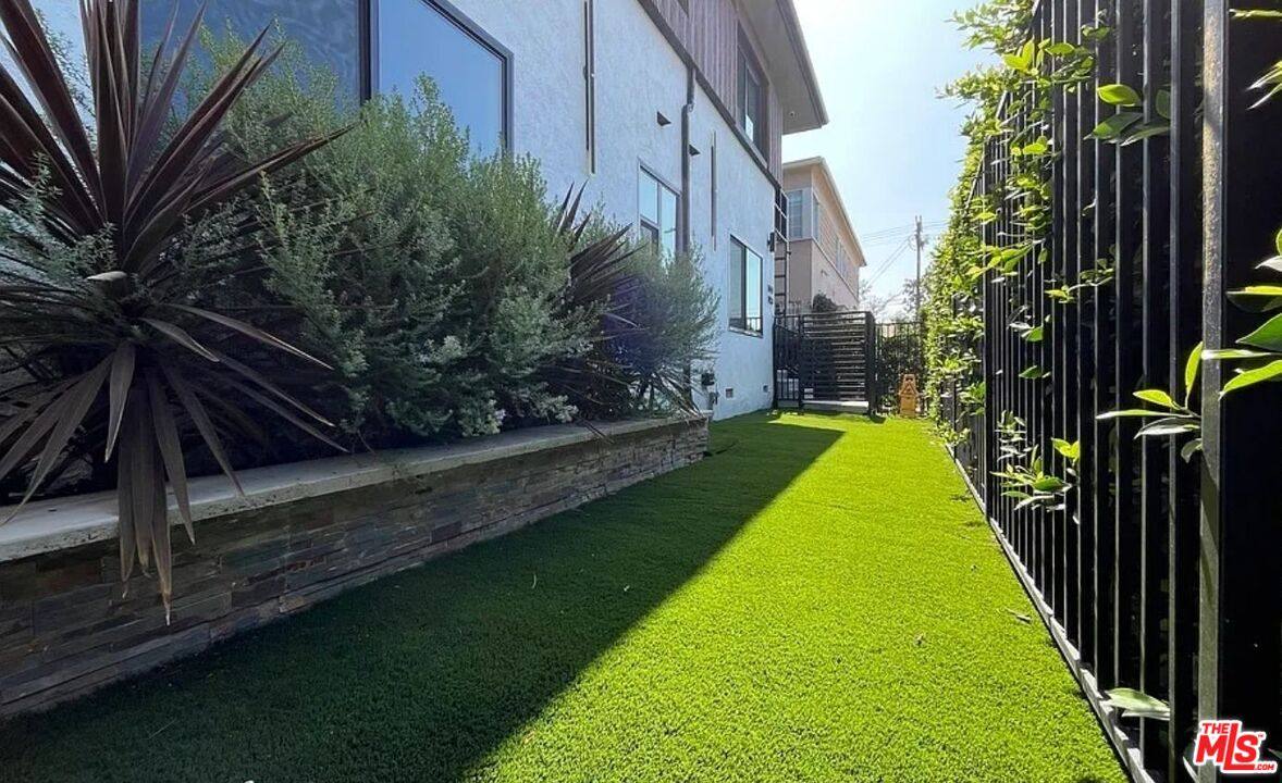 Apartment for rent at 1444 S Crescent Heights Blvd, Los Angeles, CA 90035